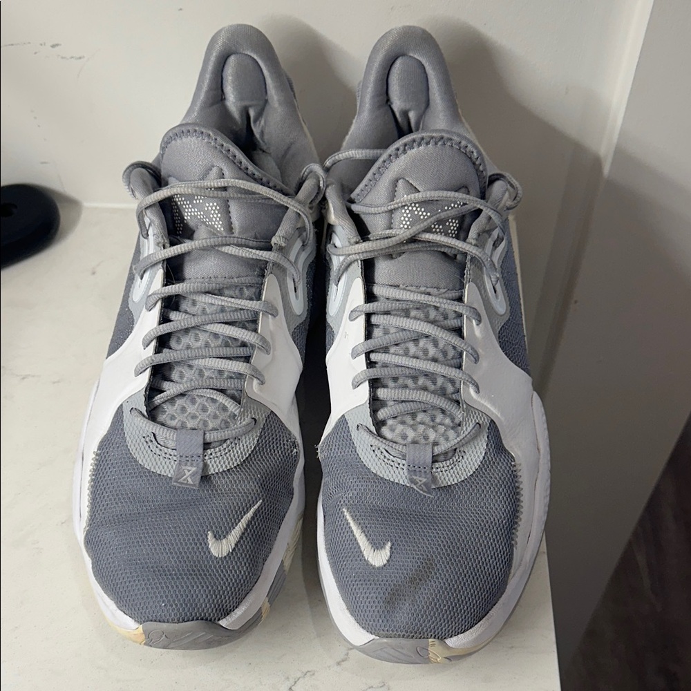 Nike Men's Athletic Shoes in Gray and White